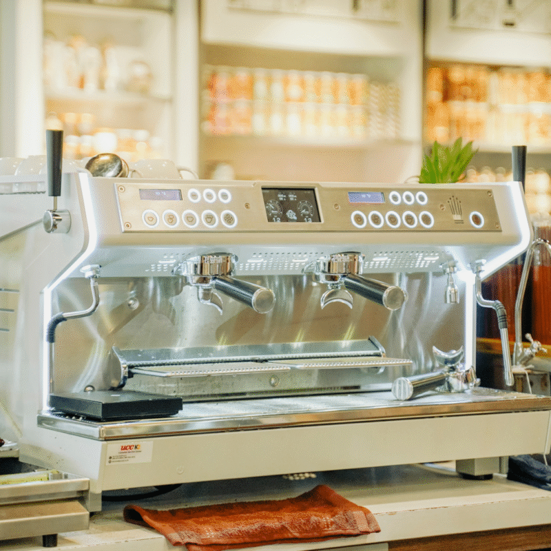ร้านคาเฟ่ ร้านกาแฟที่ใช้เครื่องชงกาแฟ Conti รุ่น Ultima ผลิตแบบ Handmade ในประเทศโมนาโก เป็นเครื่องชงกาแฟ Espresso (เอสเพรสโซ) หรือ Semi Automatic (กึ่งอัตโนมัติ) UCC จำหน่าย